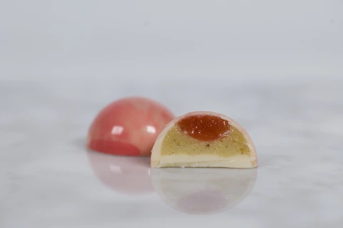 프레지에 봉봉의 딸기와 피스타치오 단면