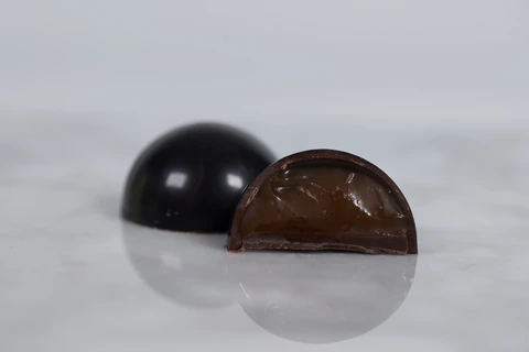 솔트카라멜 봉봉의 훈연 카라멜과 소금 단면